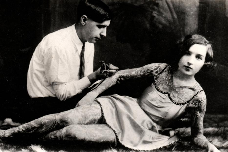 Das Aufkommen lockererer Kleidungsstandards machte Tätowierungen in den 1920er-Jahren bei Frauen sichtbar. Zu jener Zeit waren unter anderem „tätowierte“ Strumpfbänder angesagt.
