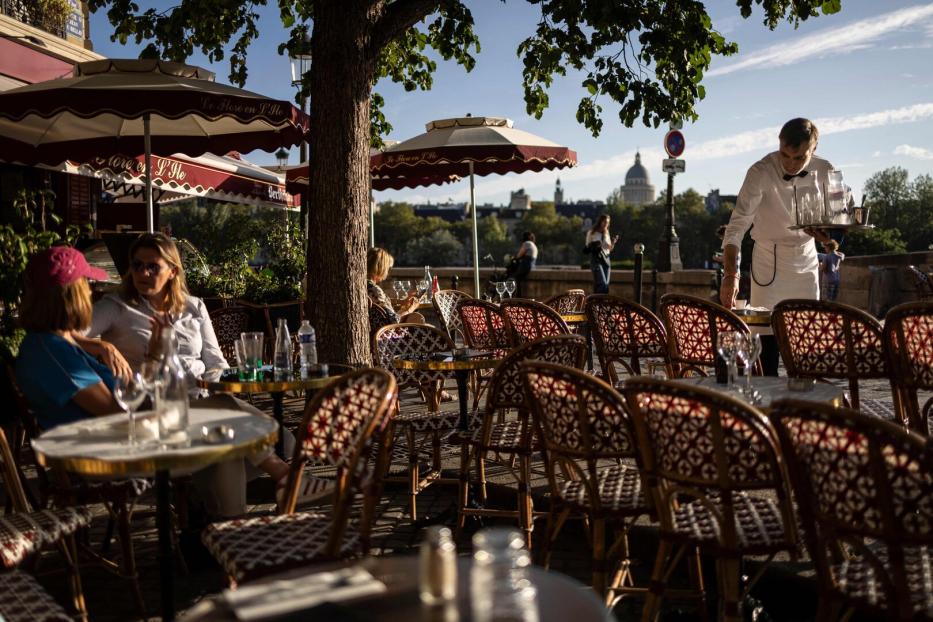 Ein Café in Paris im Außenbereich mit vielen Stühlen.