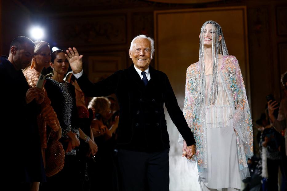 Giorgio Armani mit einem Model nach Ende der Haute Couture Kollektion