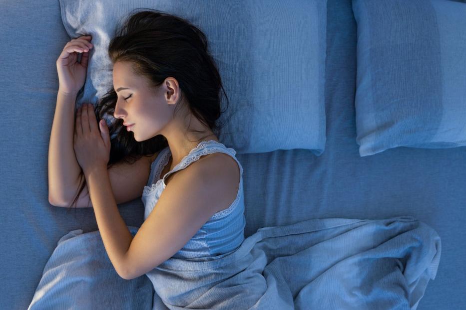 Frau schläft im Bett