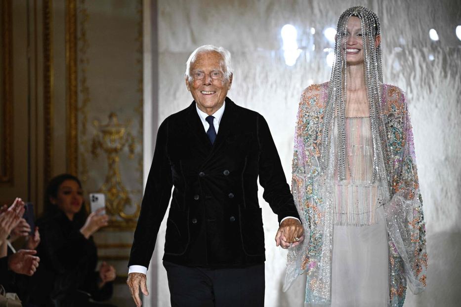 Designer Giorgio Armani bei der Paris Fashion-Week im Jänner 2025 mit dem lettischen Model Agnes Zogla auf dem Laufsteg