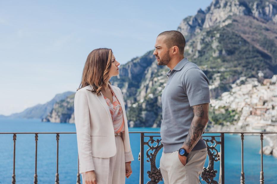 Jesse Williams in der Serie „Hotel Costiera“.