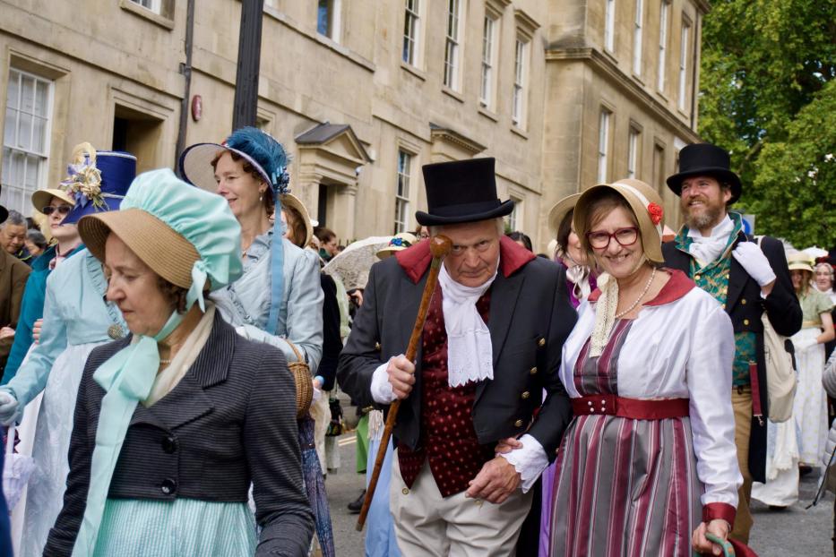 Kostümierte nehmen an der Jane Austen Parade teil.