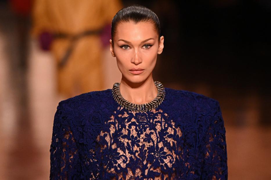 Bella Hadid auf dem Laufsteg der Saint Laurent Show während der Paris Fashion Week Herbst/Winter 2025-2026.