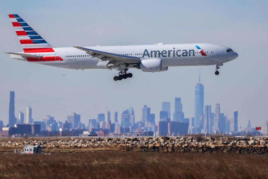 Eine Airbus-Maschine vor der Skyline von New York
