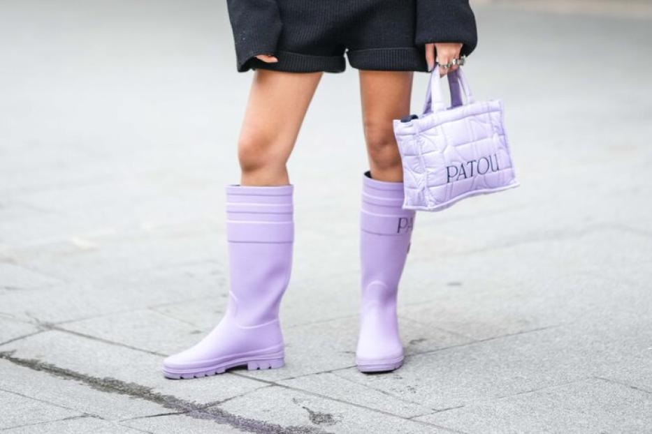 Model posiert mit lila Gummistiefeln von der Marke Patou