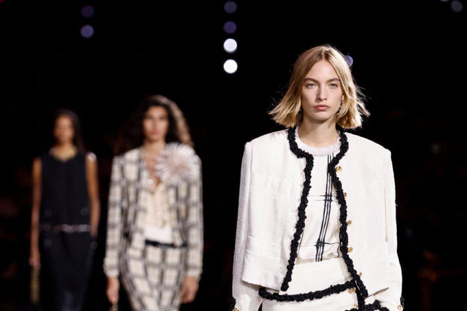 Laufsteg-Bild: Der weiße Cardigan der Prêt-à-porter-Show Chanel ist um 8.800 Euro zu haben.