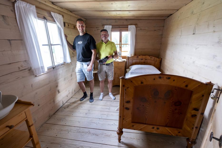 Seppi Kressl (l.) und Georg Bergschober im Sisi-Zimmer der Zwieselalmhütte.