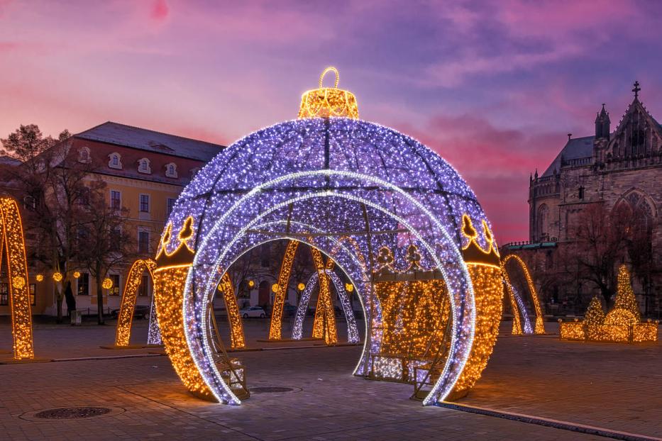 Bunte Weihnachtslichter schmücken den Stadtplatz und verleihen ihm eine festliche Stimmung während der Feiertage.
