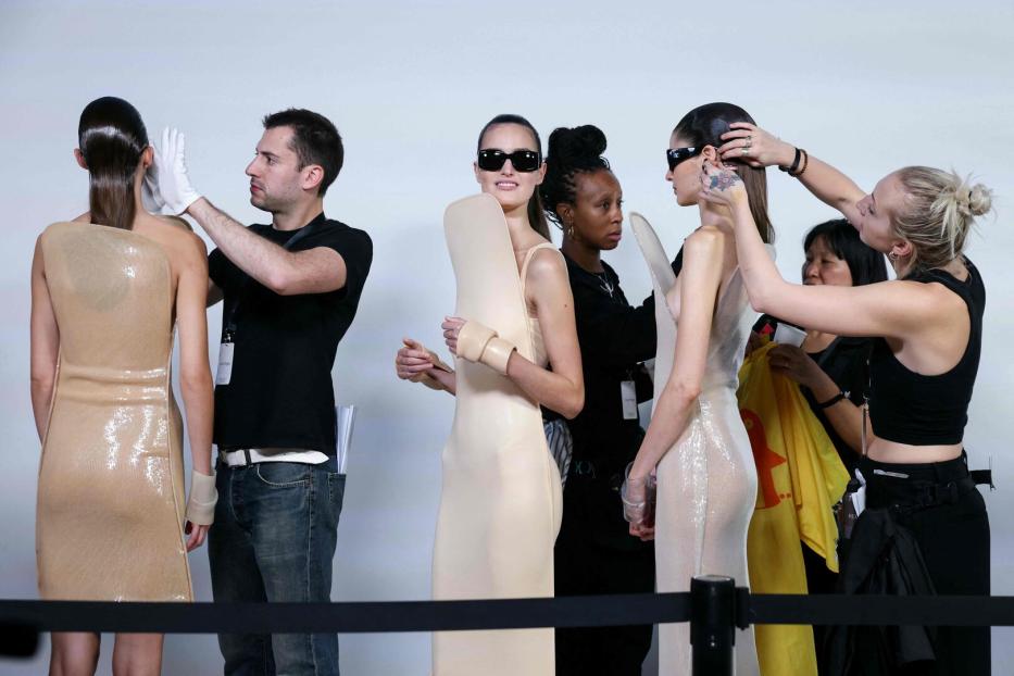 Backstage: Models werden von Stylisten bei COURREGES noch  die Haare gestylit