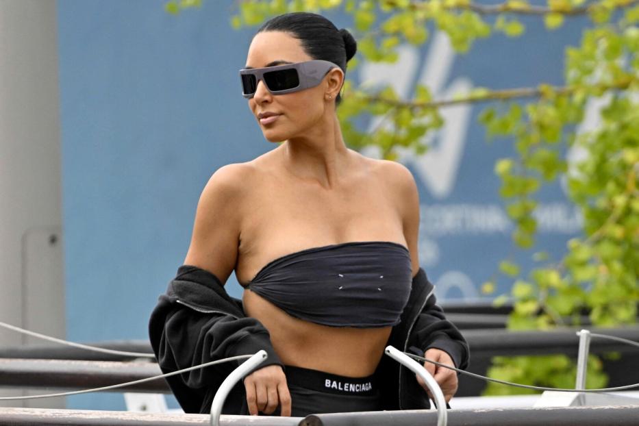 Kim Kardashian mit Sonnenbrille und Top