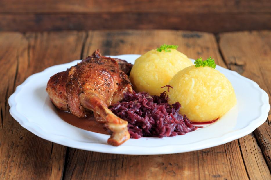 Zum traditionellen Martinigansl gehören Rotkraut und Kartoffelknödel