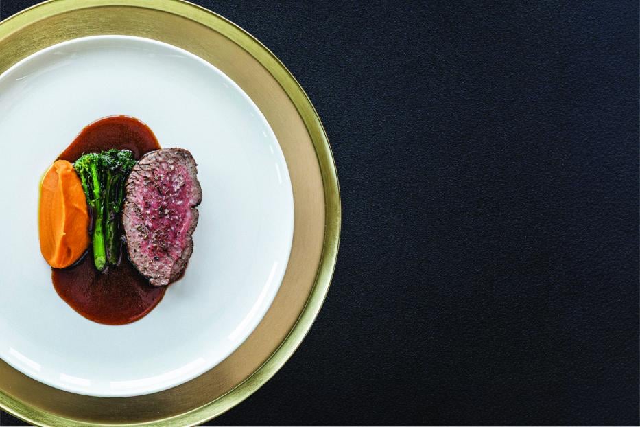 Rindfleisch mit Sauce, grünem Brokkoli und Süßkartoffelpüree 