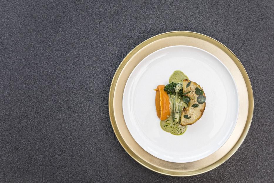 Sellerie in einem Teig aus Salz mit Süßkartoffelpüree und Brokkolini in einer grünlichen Trüffel-Sauce 