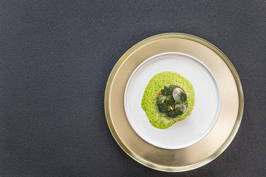 Kleines rundes Lachstatar in grüner Guacamole 