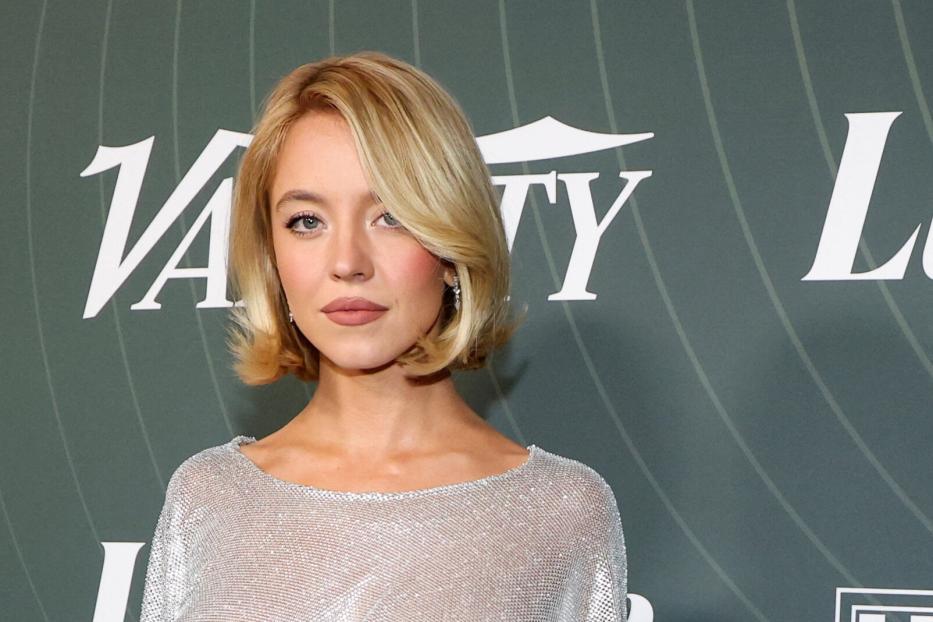Sydney Sweeney mit blondem Bob am Red Carpet der Variety Power of Women Gala