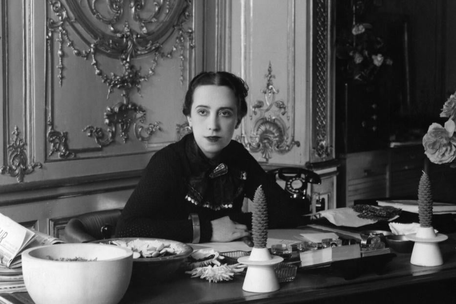 Elsa Schiaparelli an ihrem Schreibtisch 1937