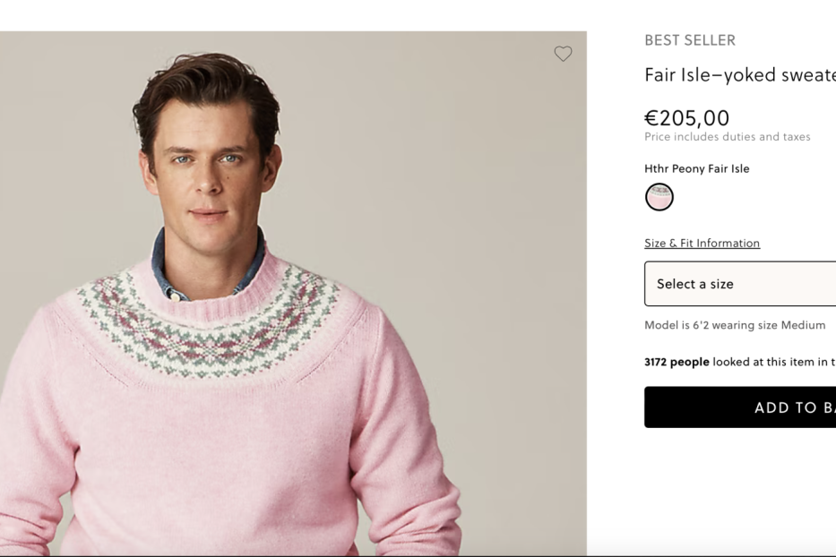 Männermodel in einem rosa Weihnachtspulli von J.Crew.
