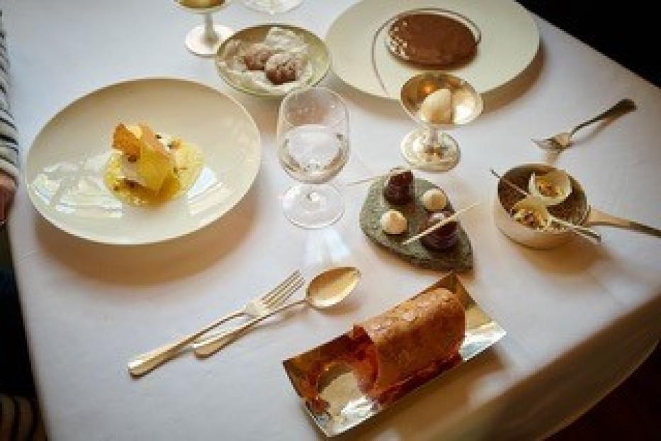 Gedeckter TZisch mit Speisen auf Tellern