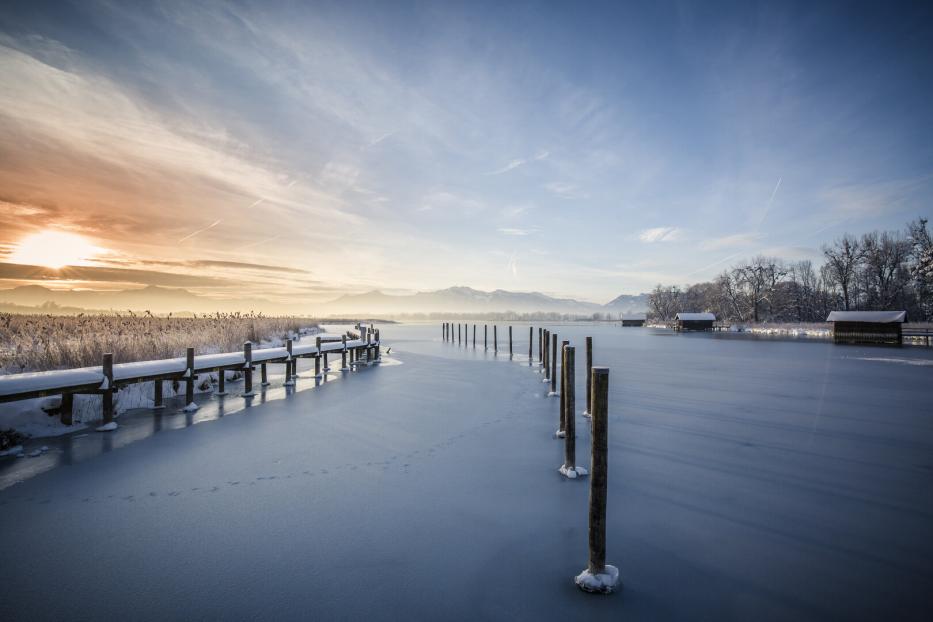 Der Chiemsee wie er schon leicht zugefroren ist