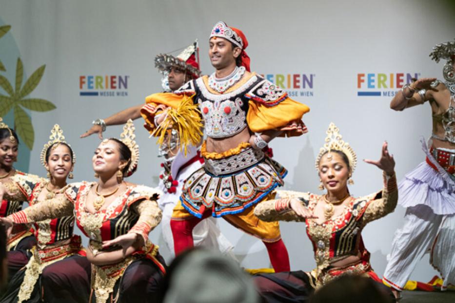 ferienmesse bühne, tänzer in bunten kostümen aus sri lanka