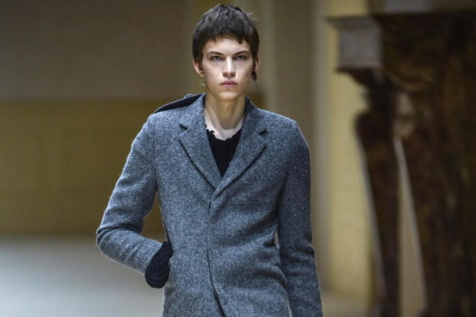 Ein sehr dünner Mann im Mantel bei der Prada Show