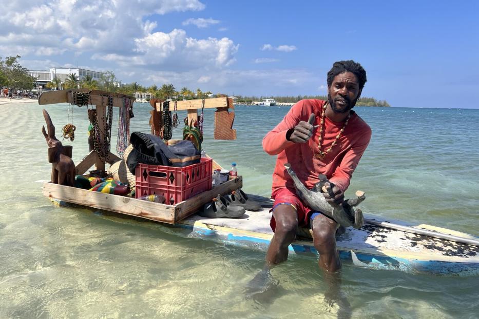 Mobiler Verkaufsstand auf dem Wasser: Souvenirverkäufer am Strand von Montego Bay.