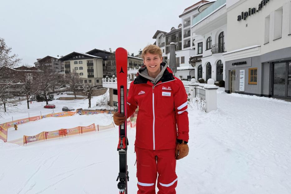 Skilehrer Hansi im roten Skianzug