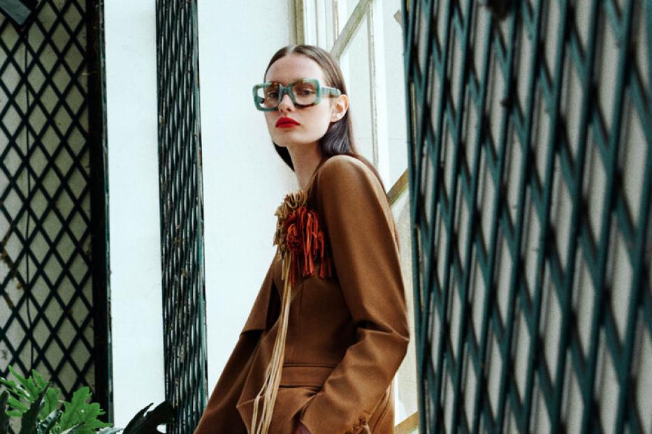 46-221707413Bei Ulla Johnson treffen warme Brauntöne auf kühles Türkis und leuchtende Akzente – ein klares Farbspiel, das modern, souverän und feminin wirkt