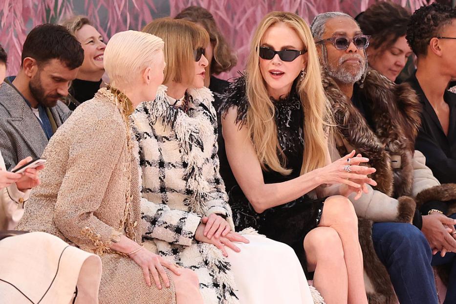 Stargäste tratschen in der Front Row bei Chanel mit Anna Wintour