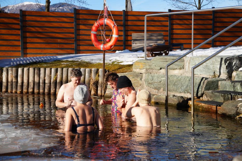 Eisbaden im Kärntner Brennsee.