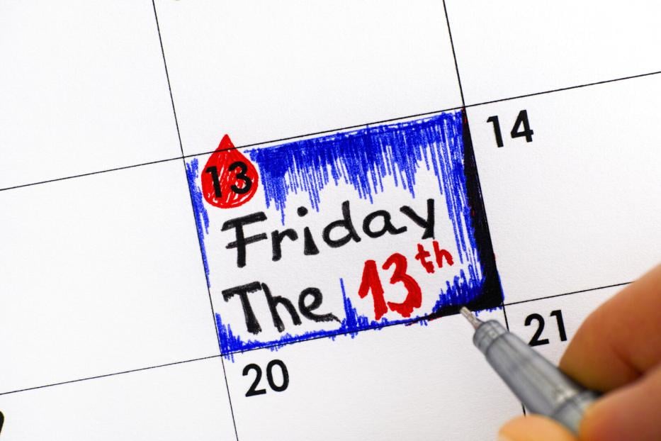Ein Kalenderfeld ist blau umrandet und markiert mit „Friday the 13th“ in Schwarz und Rot.