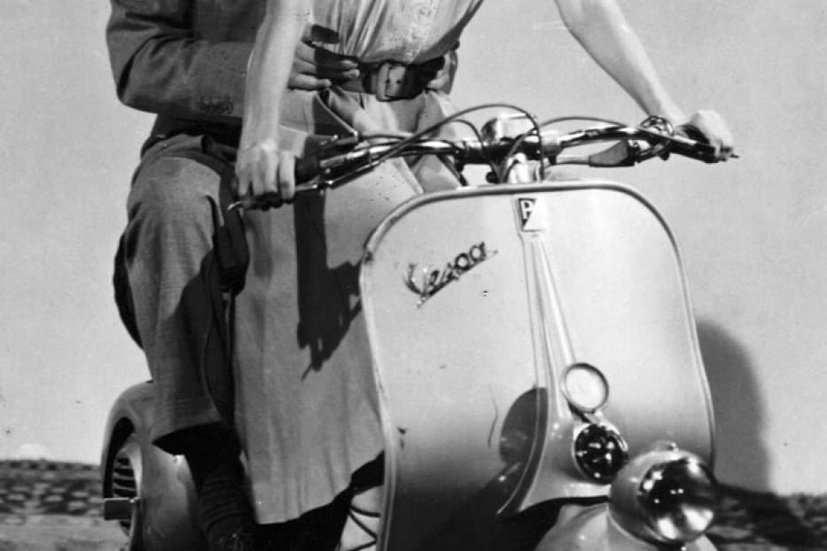 AUDREY HEPBURN and GREGORY PECK in ROMAN HOLIDAY, 1953, directed by WILLIAM WYLER. Copyright PARAMOUNT PICTURES.