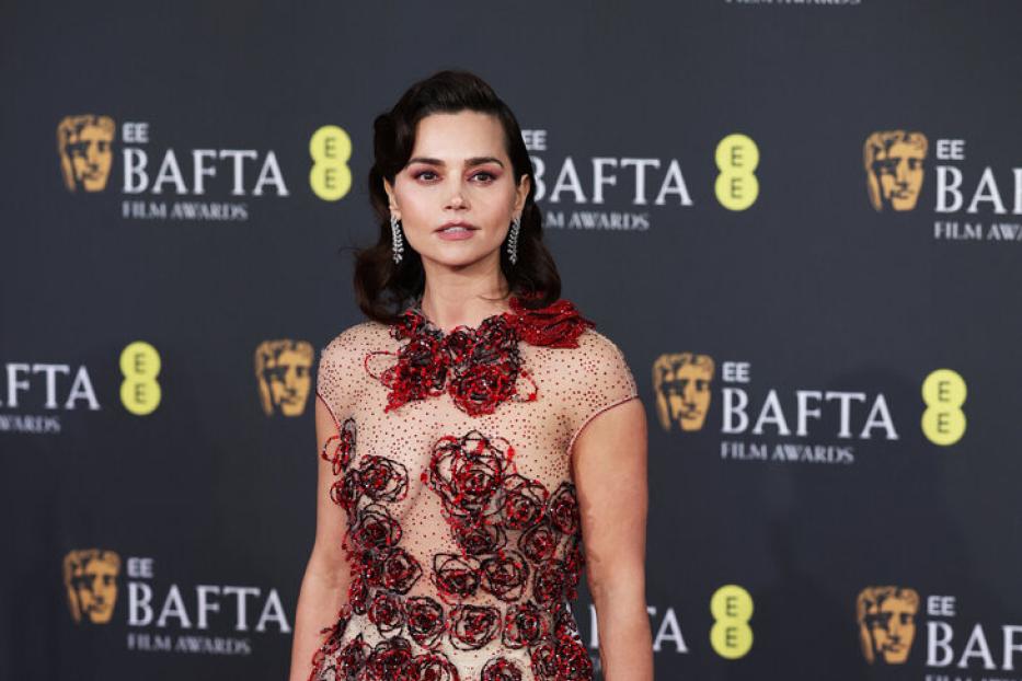 Jenna Coleman erschien im transparenten Kleid von Giorgio Armani Privé