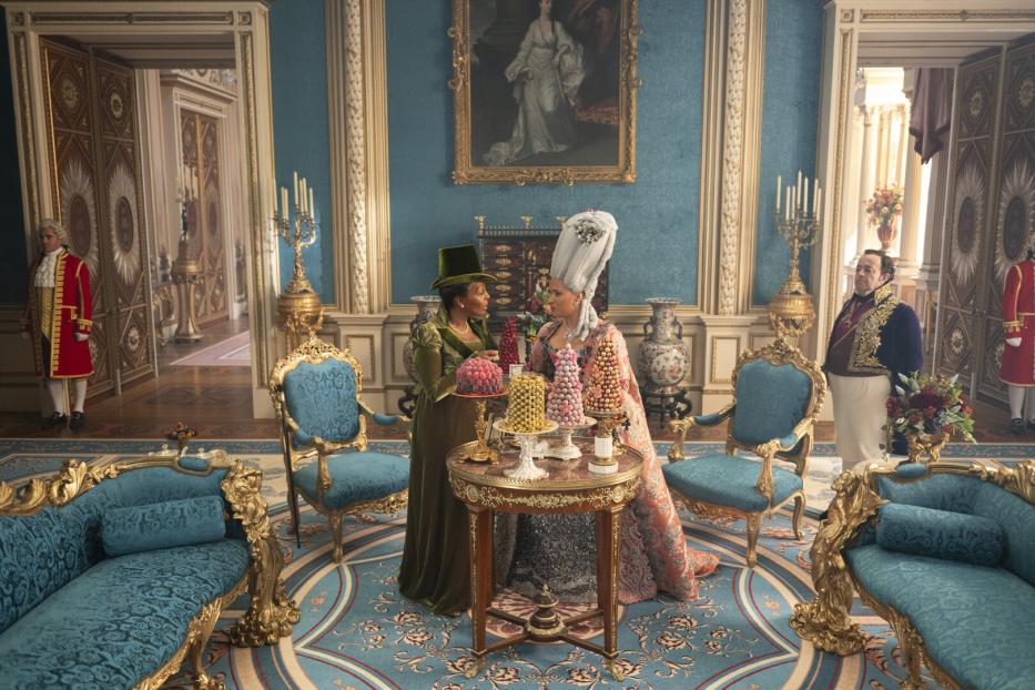 Szenenbild aus der Serie Bridgerton: Adjoa Andoh (Lady Danbury) und Golda Rosheuvel (Queen Charlotte) sprechen miteinander