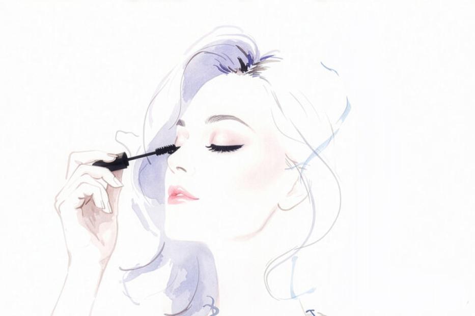 Eine elegant gezeichnete Frau trägt eine auffällige Halskette und tuscht sich die Wimpern.