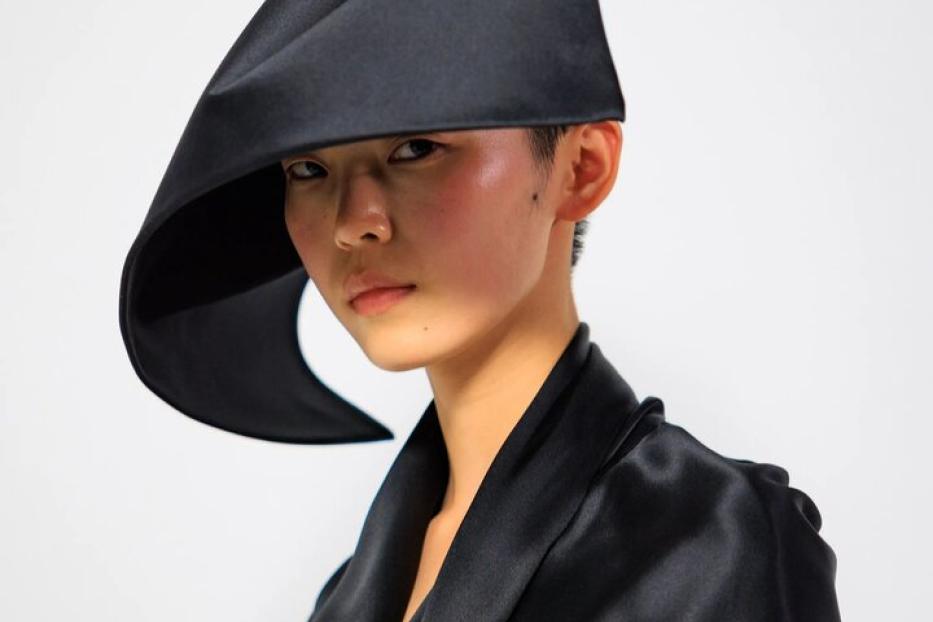 Model in asymmetrischer Kopfbedeckung von Dior