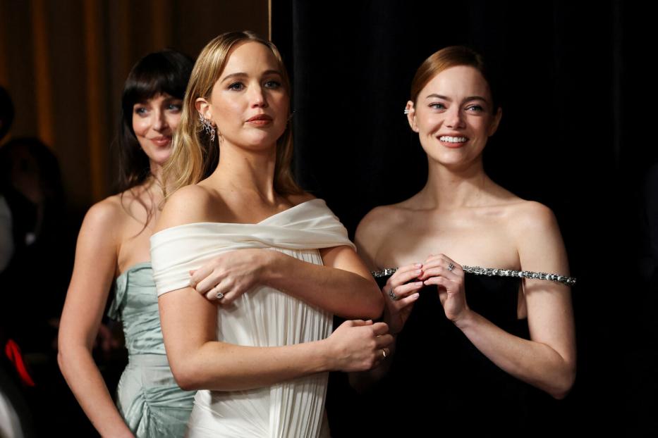 Dakota Johnson, Jennifer Lawrence und Emma Stone stehen hinter den Kulissen bei den Governors Awards