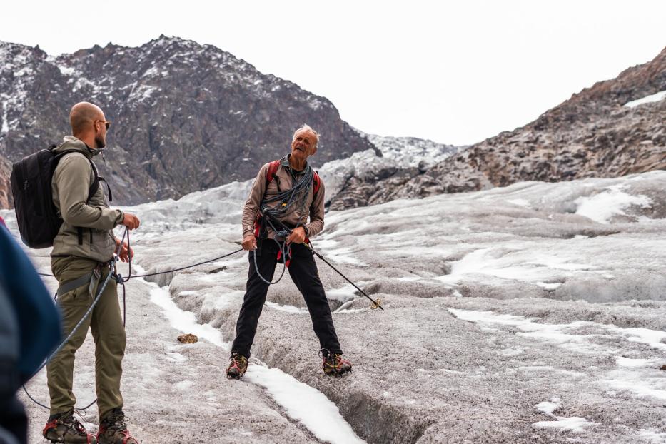 Zwei Männer an einer Gletscherspalte