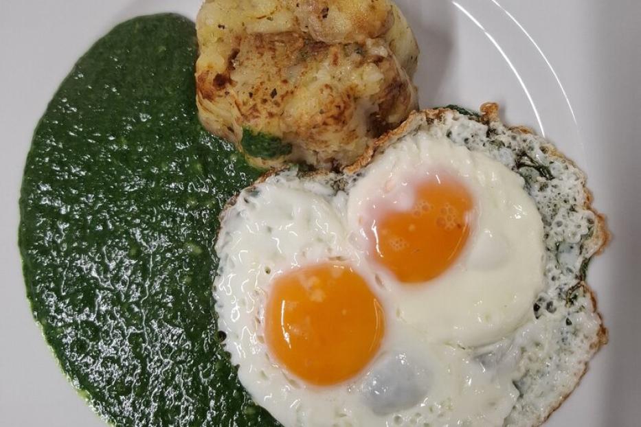 Cremespinat, Rösterdäpfel und zwei Spiegeleier