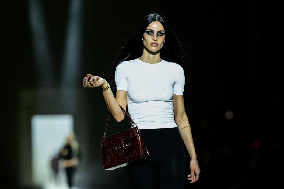Model auf dem Laufsteg: Gucci pAm plakativsten zeigt es Demna bei Gucci: extreme Smokey Eyes und ungekämmtes Haar.resents its Fall/Winter 2026/2027 collection during Milan Fashion Week