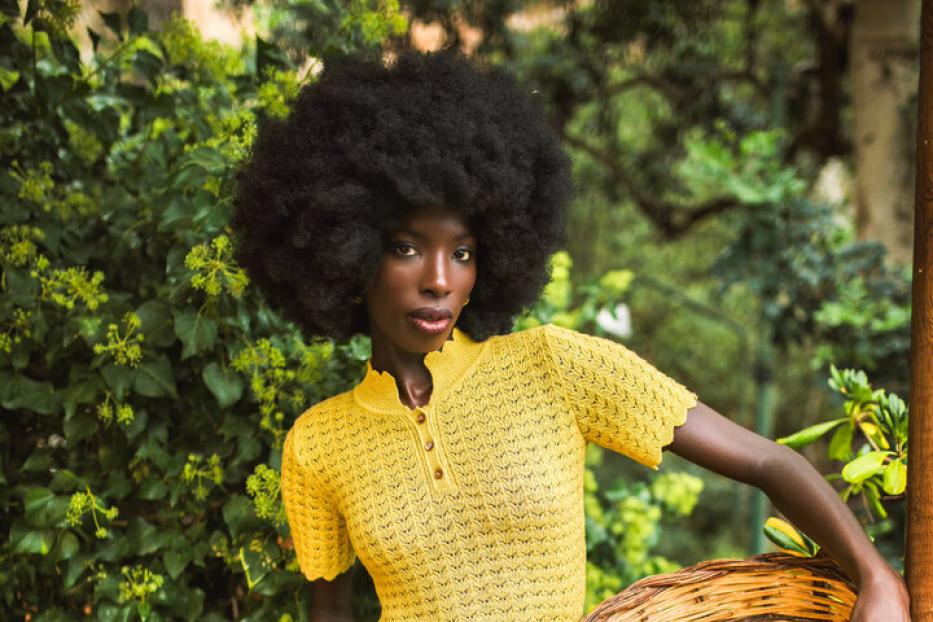 Model in gelbem Outfit von Lena Hoschek