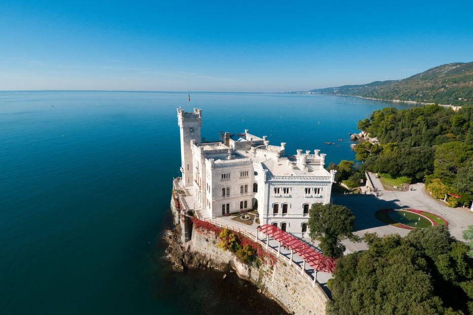 Das Schloss Miramare thront auf einer Klippe über dem blauen Meer.