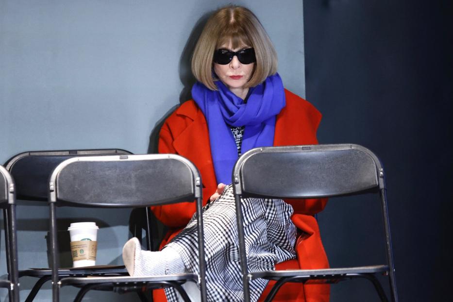 Wintour wartet als erster Gast auf die Show von Collina Strada