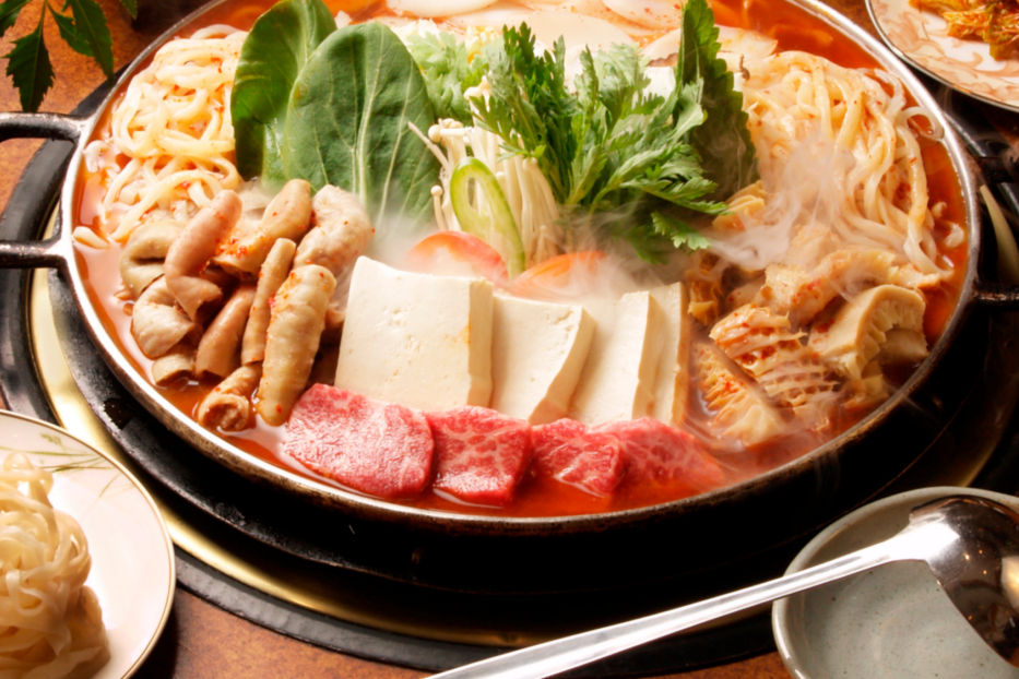 Hotpot mit Nudeln, Fleisch in einer Schüssel, Hot-Pot