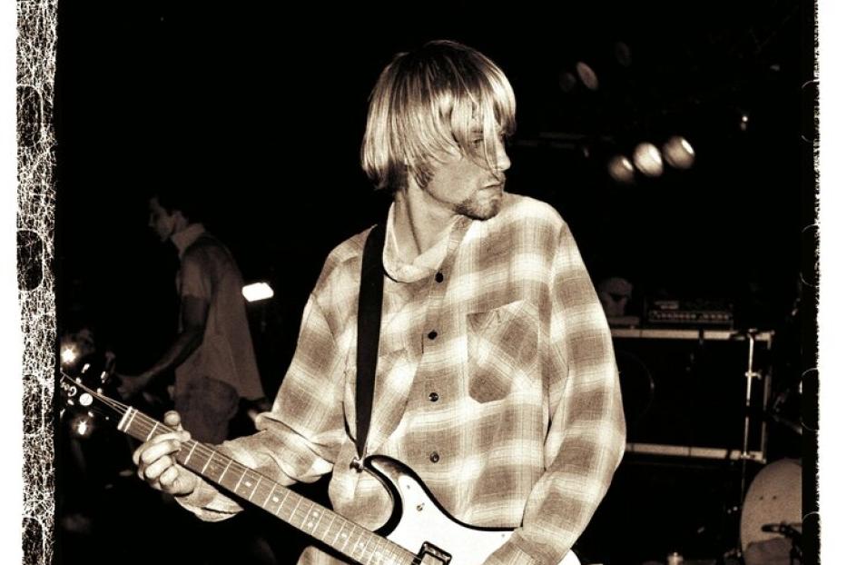 Nirvana-Frontman Kurt Cobain bei einem Auftritt in Seattle - mit Karohemd und Gitarre in der Hand