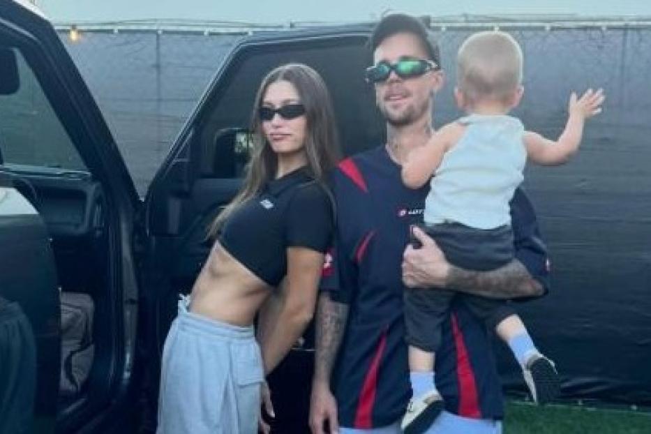 Hailey und Justin Bieber mit Sohn Jack neben einem Auto