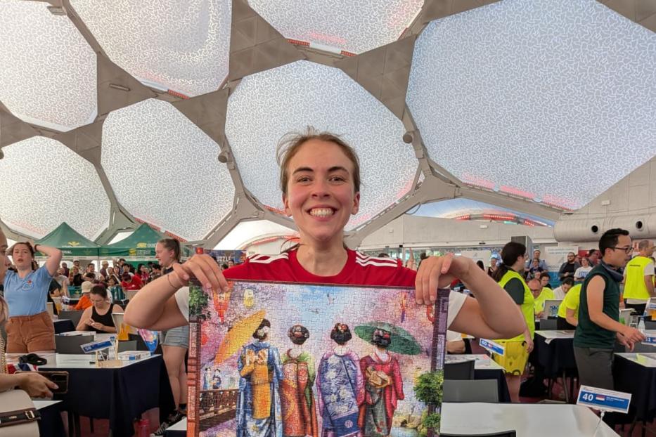 Simone Reicht, Team-Staatsmeisterin im Speed Puzzeln, hält stolz ihr fertig gestelltes Puzzle im Einzelbewerb der Weltmeisterschaft hoch