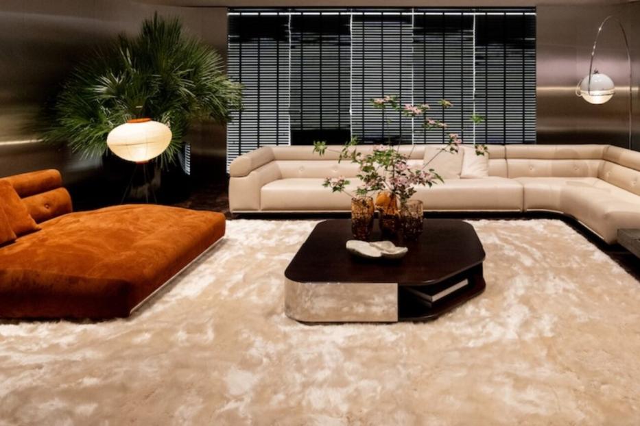 Wohnzimmer im Retro Stil von Minotti, Weißes Sofa, braunes Sofa, weißer Teppich, Aluminium Vertäfelung