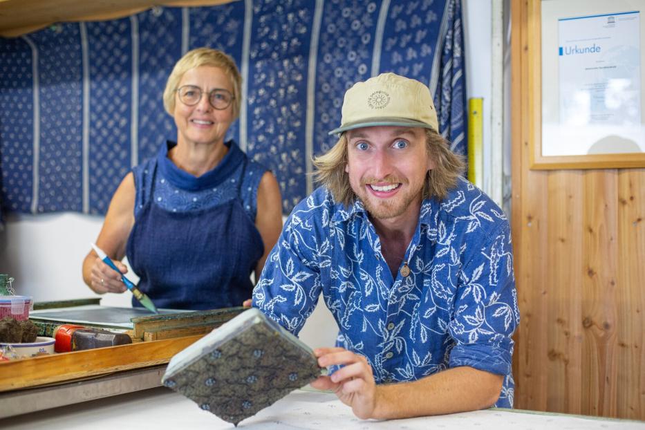 Maria Wagner und Sohn Felix Karl mit einem Druckmodel in der Hand von der Blaudruckerei Wagner im Mühlviertel.